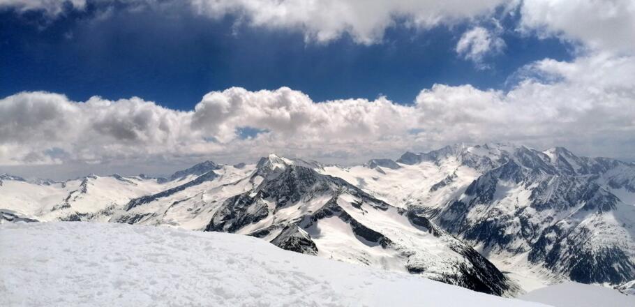 Am Gipfel bietet sich einem ein schönes Panorama