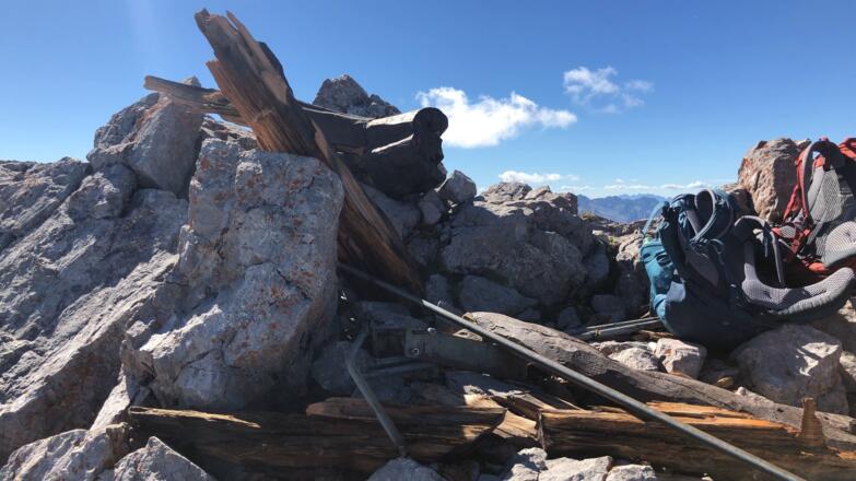 Überreste des berühmten Gipfelkreuzes, von Unwetter zerstört am 28.07.20. Seit dem 15.09. steht ein neues Kreuz an der Stelle.