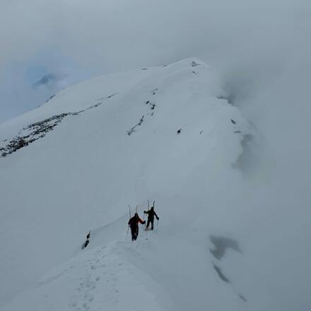 Von der Vennspitze geht es am Kamm ein Stück hinunter. Diese werden häufig zu Fuß zurückgelegt.