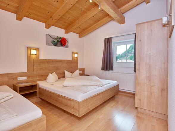 Schlafzimmer, Doppelbett + Einzelbett