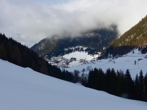 Blick zurück in das Bergsteigerdorf St. Jodok a. Brenner.