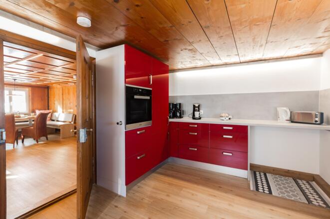 Blick von Küche in Esszimmer