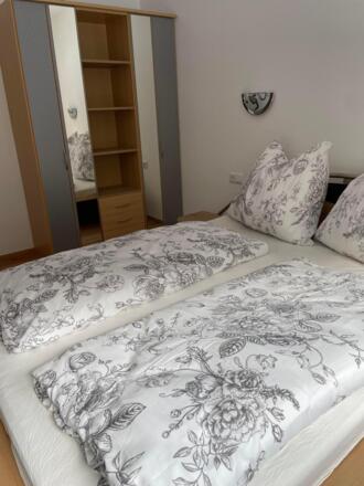 Schlafzimmer 1 (Doppelbett 160x200-eine Matratze)