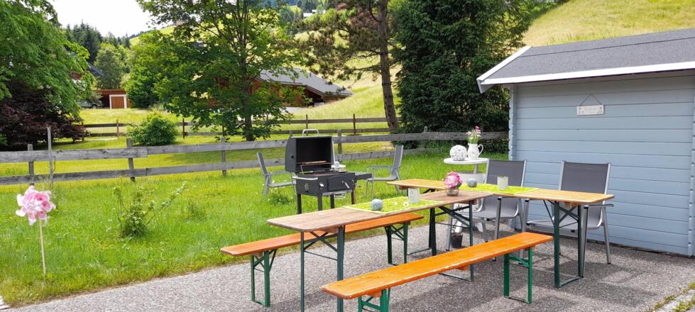 Brotzeitplatz mit Holzkohlegrill