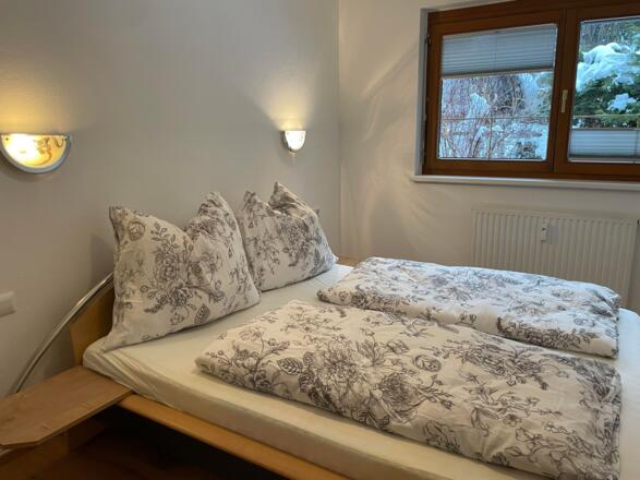 Schlafzimmer 2 mit Garten- und Bergblick