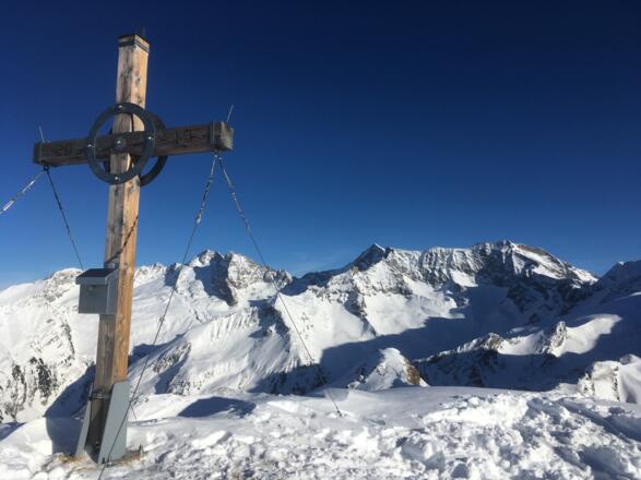 Ein schlichtes Kreuz ziert den Roßgrubenkofel.