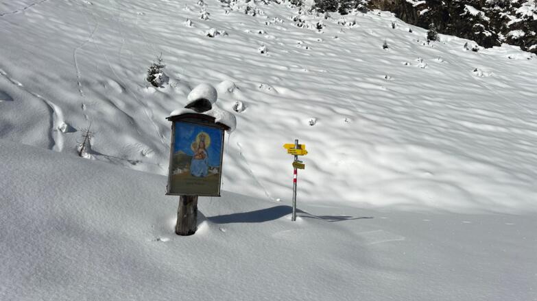 Schild vor Kapelle Schneeschuhtour Hösljoch