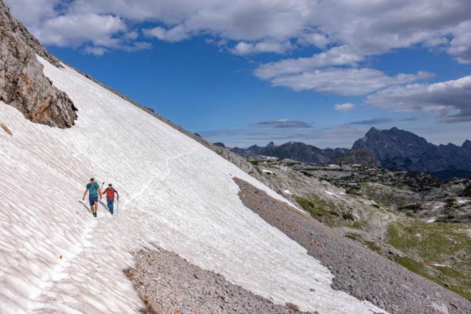 Bei der Querung unter der Schönfeldspitze sind bis in den Frühsommer hinein einige, teilweise etwas steilere Schneefelder zu queren.