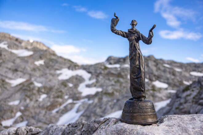Startpunkt für die Schönfeldspitze: die kleine Statue am Riemannhaus.