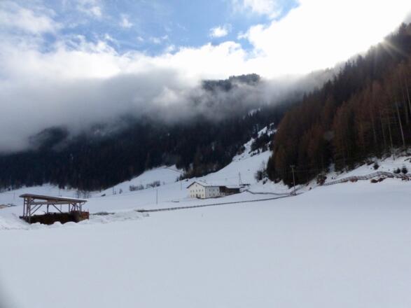 Gut einsehbar ist die Schneise und das Feld, wo man von Padaun nach Vals abfährt.