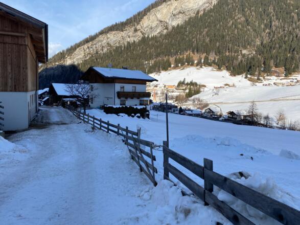Nach den letzten Häusern von St. Jodok a. Brenner startet die Skitour auf den Roßgrubenkofel. Blick nach Norden zur Stafflacher Wand.
