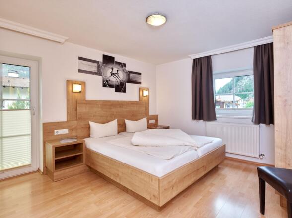 Schlafzimmer mit Doppelbett