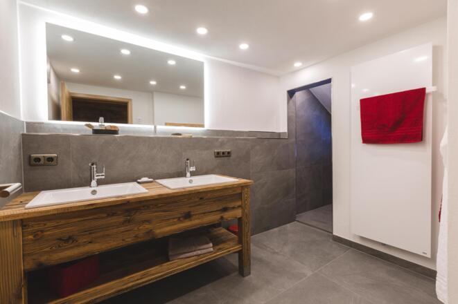 Badezimmer 1. Stock - große Regendusche ums Eck