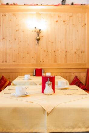 Gedeckter Frühstückstisch