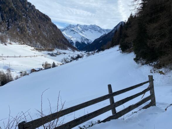 Mit zunehmenden Höhengewinn blickt man ins Valsertal und auf die hohen Zillertaler Berge mit Schrammacher (l.) und Hohe Wand.