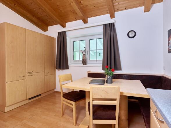 Küche mit Sitzecke und Kühl/Gefrierschrank