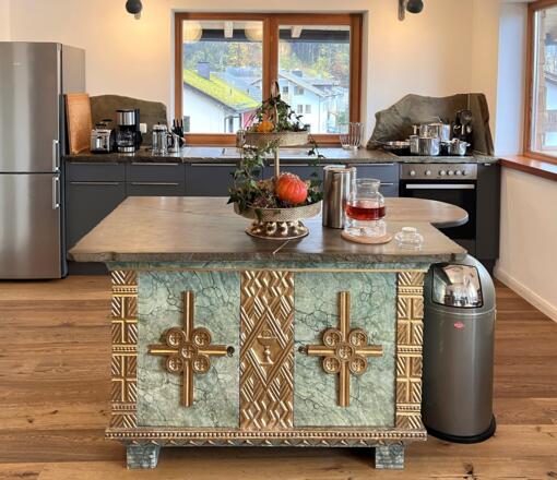 Küche im großen Wohnbereich der Fewo im Alpen-Landhaus zwischen Berge und Bach in Kiefersfelden, in den Alpen in Bayern