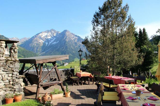 Abendessen auf Sonnenbergs Panoarmaterrasse