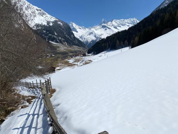 Der schöne Wiesenhang kurz vor Vals kann nochmals als Abfahrt genutzt werden.