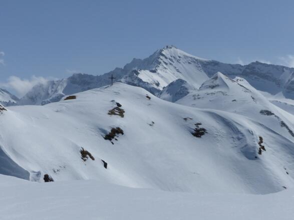 Nur wenig Besuch erhält der Roßgrubenkofel, dessen Kreuz bereits herübergrüßt. Dahinter der Kraxentrager.