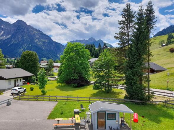 Außenbereich im Sommer mit schönem Bergblick