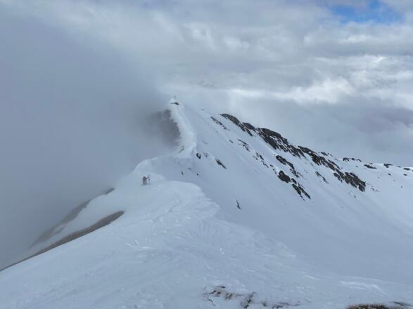 Nach dem kurzen Abstieg werden am breiter werdenden Kamm die Ski wieder angeschnallt.