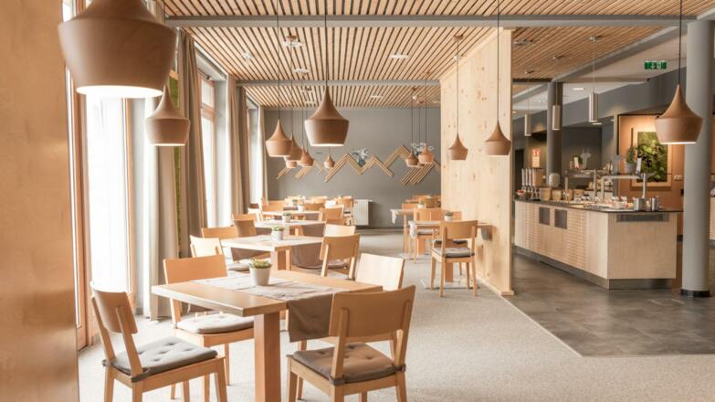 restaurant-jufa-hotel-montafon-sessel-1440x810