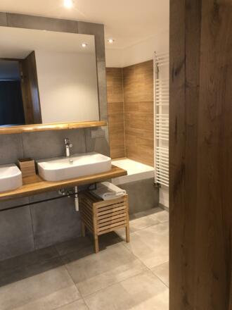 Badezimmer mit Badewanne/WC im OG