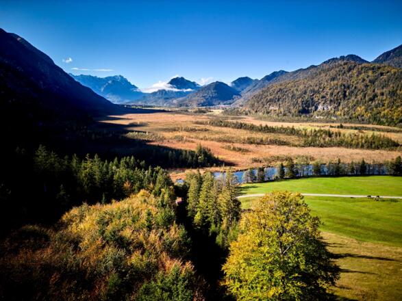Weg zu den Sieben Quellen mit Blick auf das Wettersteingebirge