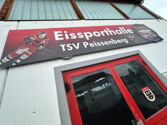 Haupteingang der Kunsteishalle in Peißenberg