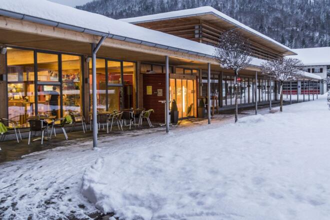 hoteleingang-jufa-hotel-montafon-winter-1440x960