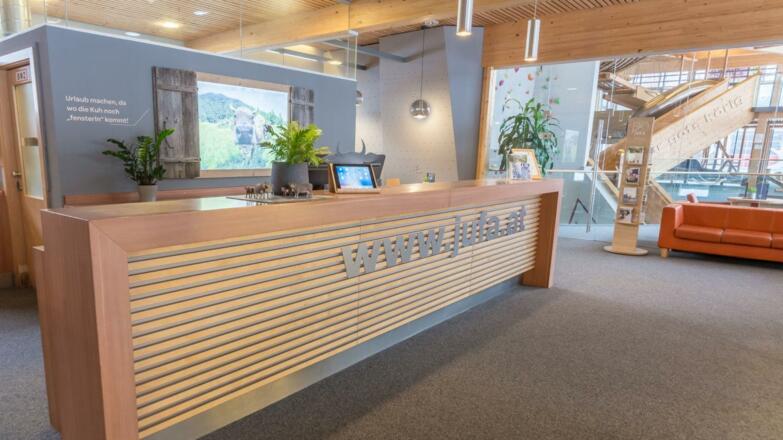 rezeption-jufa-hotel-montafon-1440x810