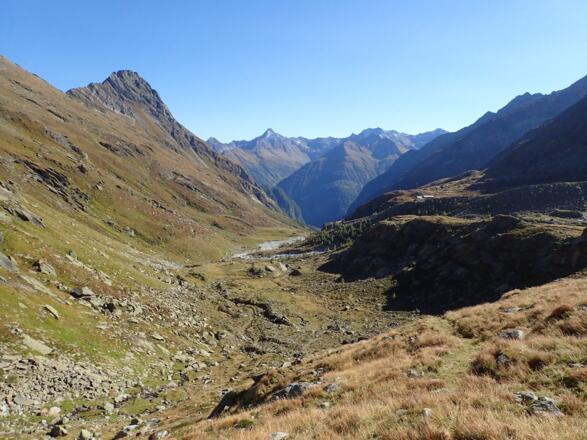 Blick über das Maurertal, rechts die Hütte