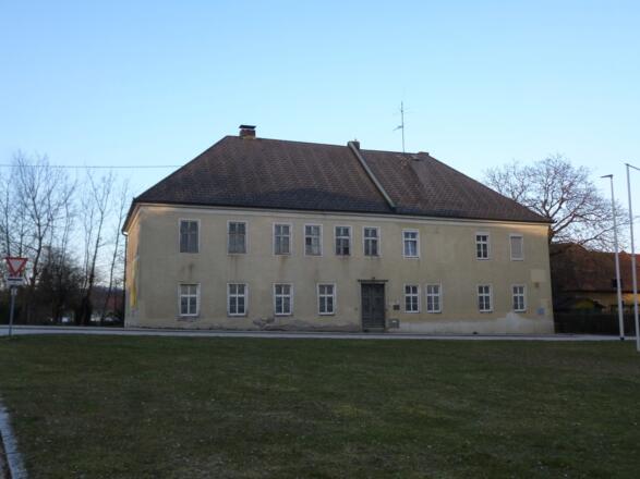 Altes Schulgebäude der evang. Pfarrgemeinde Thening. V10
