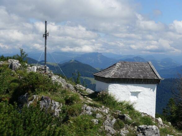 Spitzstein mit Gipfelkreuz und Kapelle