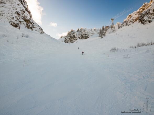... und kommen entlang einer breiten Piste...