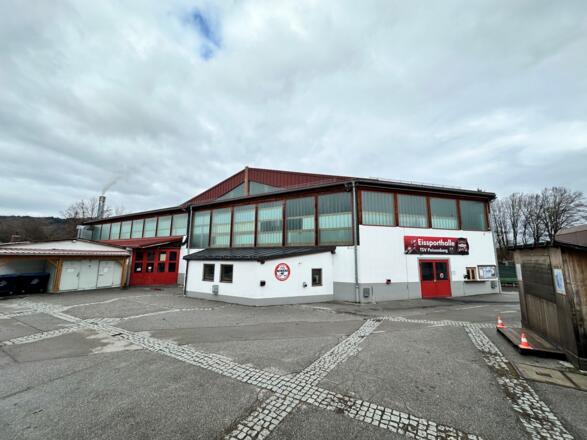 Außenansicht der Kunsteishalle in Peißenberg