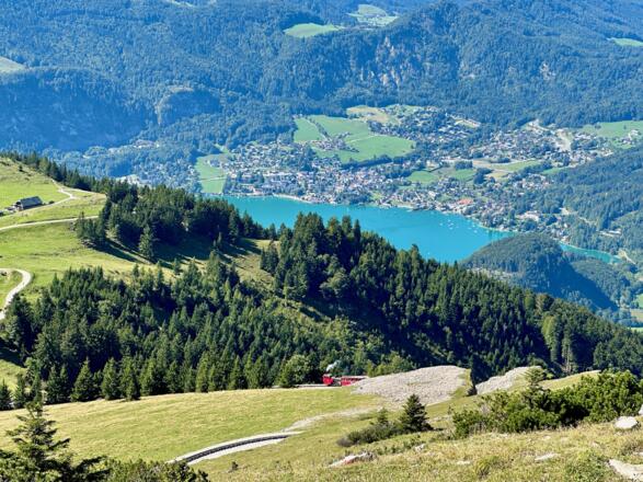 Wolfgangsee și trenul Schafbergbahn văzute de pe drumul spre Schafberg