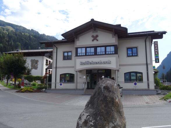Das Infobüro befindet sich im linken Teil des Raika-Gebäudes