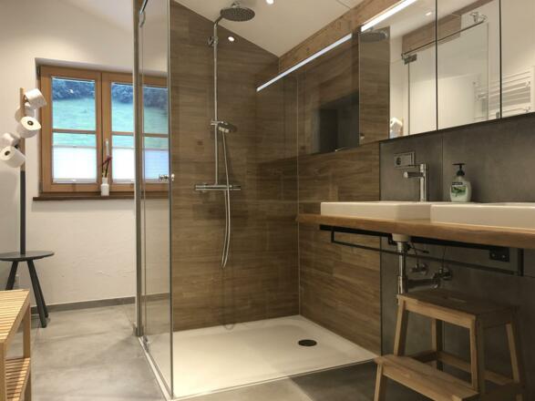 Badezimmer mit Dusche/WC im DG