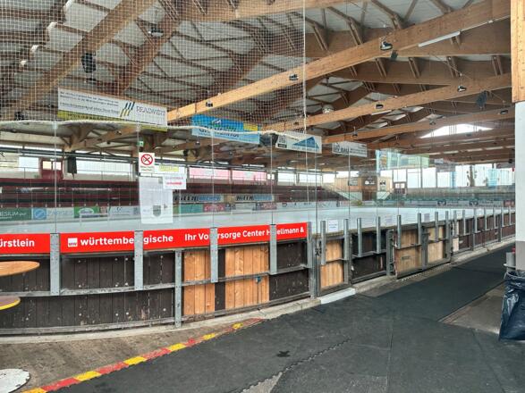 Innenansicht der Kunsteishalle in Peißenberg