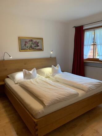 Schlafzimmer süd mit blickdichten Vorhängen