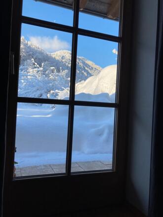 Blick durchs Fenster der Ferienwohnung Christine