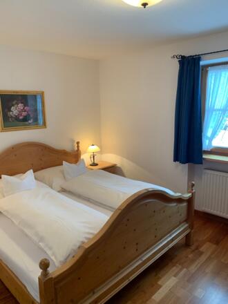 Schlafzimmer nord mit blickdichten Vorhängen