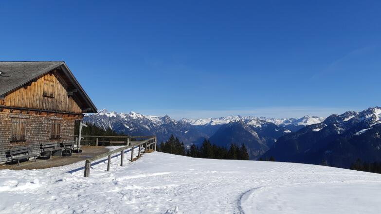 Möglichkeit für eine Rast bei der Alpe Furkla (Alpe im Winter geschlossen)