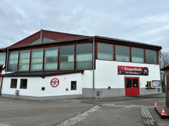 Außenansicht der Kunsteishalle in Peißenberg