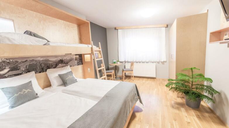 familienzimmer-mit-topfpflanze-jufa-hotel-montafon