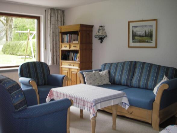 Vom Wohnzimmer aus die Aussicht in den Garten und auf die Berge genießen