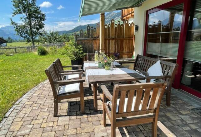 Landhaus Lignum - Terrasse mit Markiese (Südseite) und Garten-Holzmöbeln