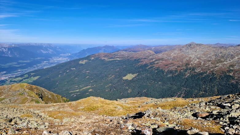 Blick vom Fritz-Anker-Steig auf das Tulfein-Jöchl, Schartenkogel, Inntal & Voldertal